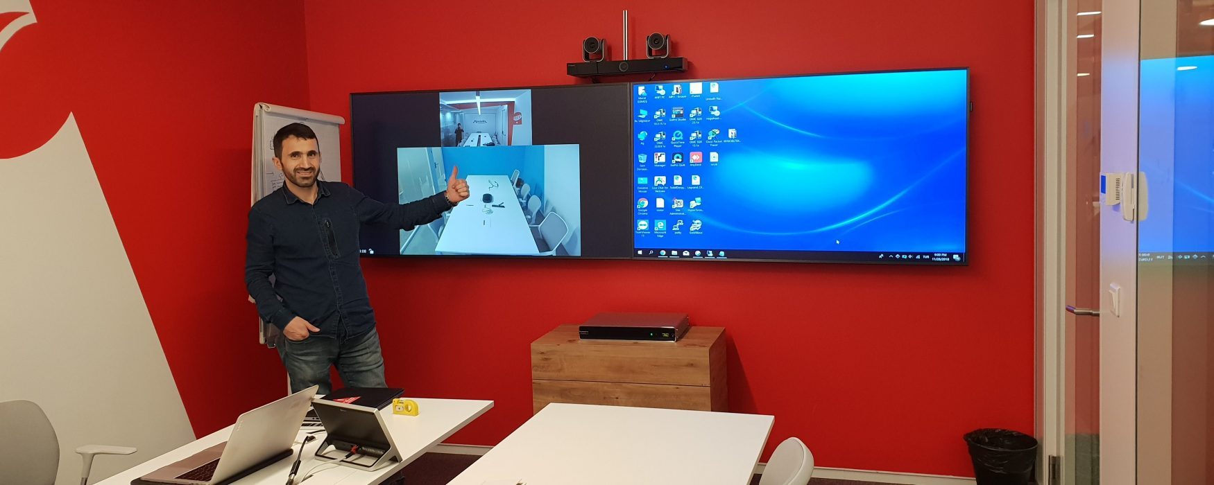Mondelez Kent Polycom Group 700 – EagleEye Director II – Samsung QM65 Dual